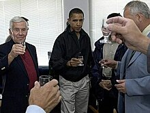 В сети появилось фото Обамы в Перми с водкой