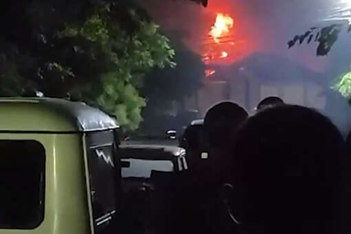 Пожарные потушили огонь в подожженной боевиками синагоге в Дербенте