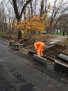 Коммунальщики ремонтируют асфальт во дворе на Годовикова