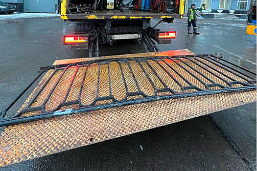 В Санкт-Петербурге неизвестные вернули исчезнувшую после ДТП историческую ограду