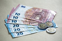 ЦБ повысил курс доллара на 3-5 декабря до 61,77 рубля