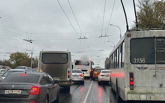 В Рязани 2 ДТП парализовали движение на перекрестке Спортивной и Есенина