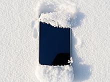 Что делать, если телефон упал в снег