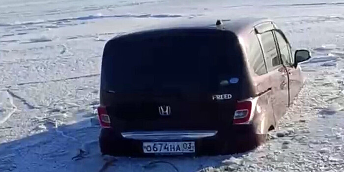Автомобиль Honda вмерз во льды Байкала
