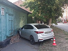 В Оренбурге пьяный водитель иномарки врезался в жилой дом