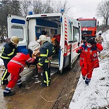 Под Харьковом врачи 2 километра несли пациента на носилках