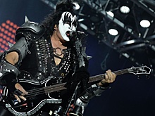 Фронтмен Kiss Симмонс пожертвовал больным детям 250 000 долларов и гитару в форме топора