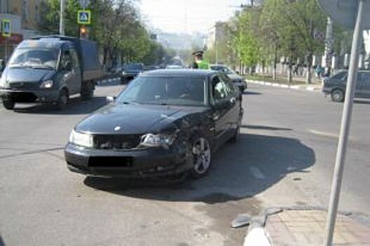 В центре Белгорода иномарка вылетела на тротуар после ДТП