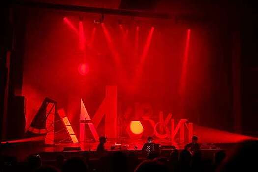 Премьера мюзикла "Маяковский" с Александром Песковым и Яниной Студилиной состоялась в Театре Луны