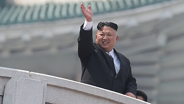 Ким Чен Ын в честь дня рождения отца повысил в званиях армейских командиров