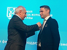 Горемыкин вручил медаль корреспонденту «Звезды» Алексею Дегтяреву