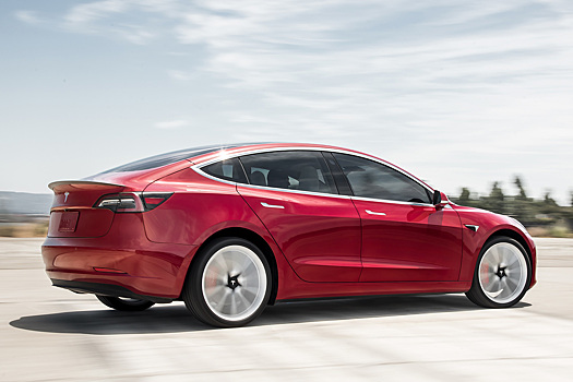 Видео: Tesla очень долго едет на автопилоте и даже проезжает перекрестки