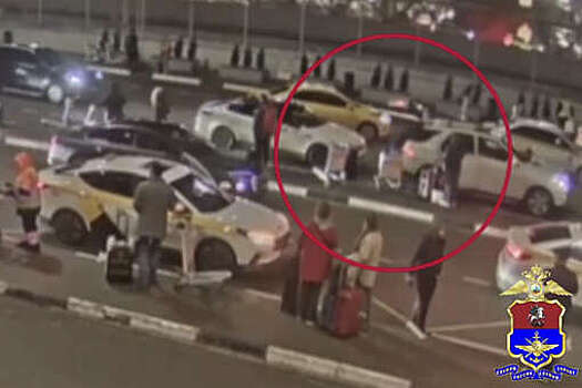 В Москве на видео попало, как таксист украл у пассажира сумку с брендами