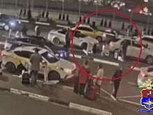 В Москве на видео попало, как таксист украл у пассажира сумку с брендами