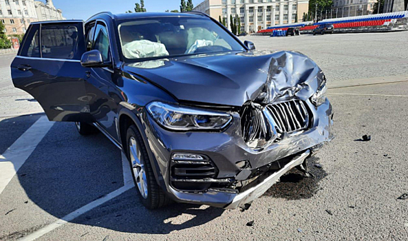 На площади Ленина столкнулись BMW и Toyota: два водителя и пассажир в больнице