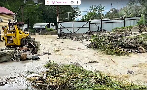 Стихийное бедствие: грязевые потоки и валуны парализовали движение в Сочи 16 июня