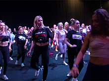 Тысячи красоток в лосинах крутили бедрами под африканские ритмы