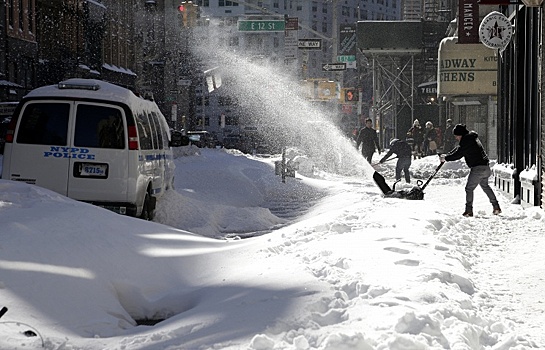 Жители востока США откапываются после мощной снежной бури