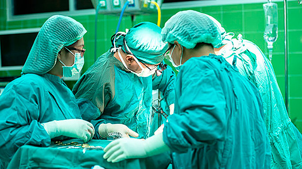 Краснодарские хирурги удалили мужчине опухоль на шее размером с кокос