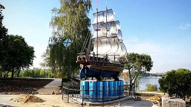 «Могила Меркурия». Воронежцы раскритиковали спрятанный за оградкой корабль