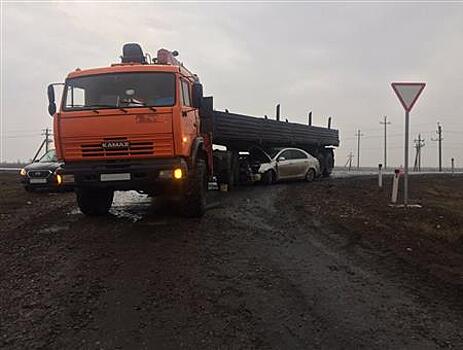 В Нефтегорском районе во въехавшей под КамАЗ легковушке пострадала женщина