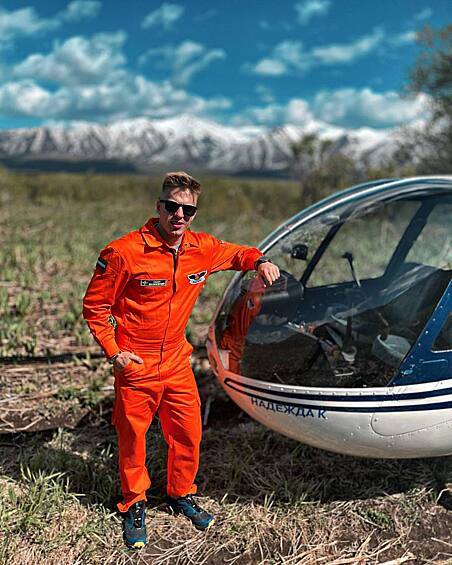 Игорь Малиновский позирует на фоне вертолета, 1 июня 2022 год