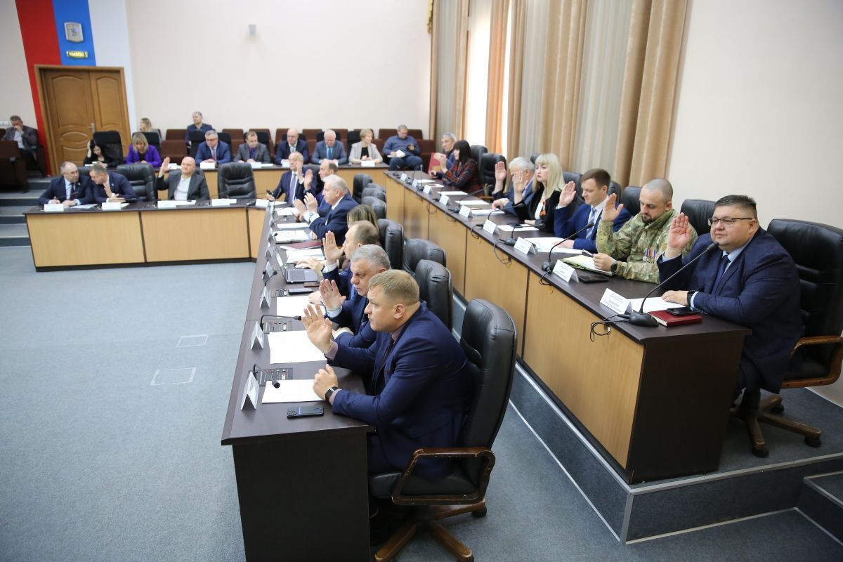 Гордума Калуги наградила губернатора, мэра и депутатов почетным знаком