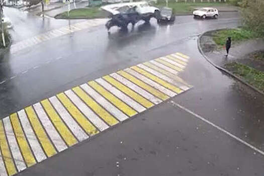 Автовышка протаранила внедорожник и опрокинулась в Ростовской области