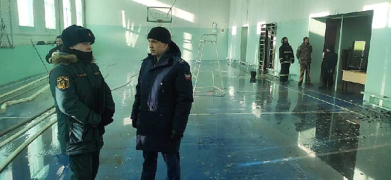 В посёлке Токур загорелась крыша школьного спортзала, на месте работает прокуратура