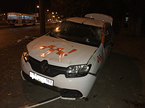 Очевидцы: такси врезалось в дерево, виновата дама за рулем