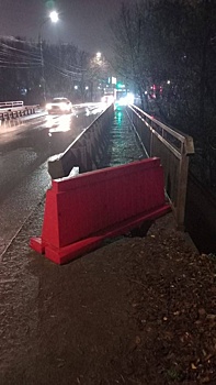 Девушка провалилась в яму на мосту через Шуваловский канал в Ленинском районе