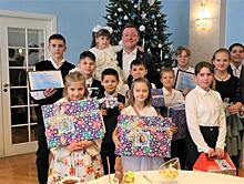 Дмитрий Азаров исполнил новогодние мечты детей - участников акции "Елка желаний"