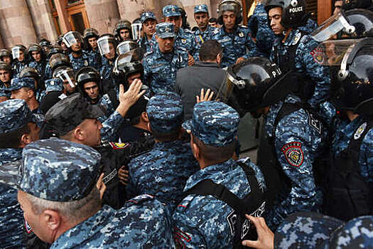 МВД Армении: полиция задержала 63 перекрывших улицы Еревана активиста