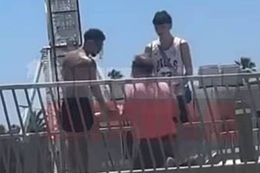 Трое парней избили туриста в Австралии на глазах прохожих и попали на видео