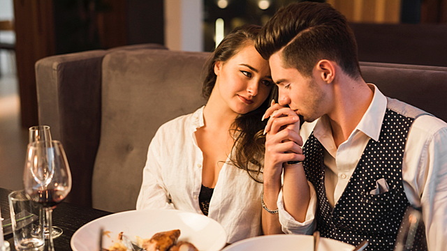 Как флиртуют разные знаки зодиака: кому моргать, а кому молча подавать кофе