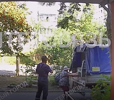 &quot;Врешь, не возьмешь&quot;: на видео попало, как челябинские пенсионерки отстояли скамейку у подъезда