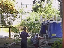 &quot;Врешь, не возьмешь&quot;: на видео попало, как челябинские пенсионерки отстояли скамейку у подъезда