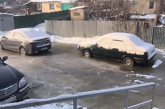Машины вмерзли в лед из-за коммунальной аварии