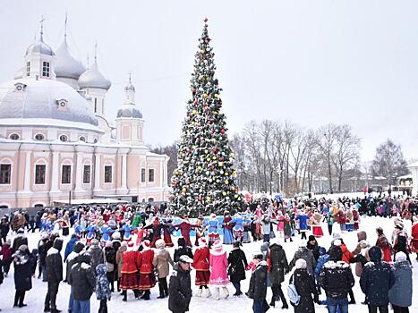 Более 200 человек закружились в большом рождественском хороводе в Вологде