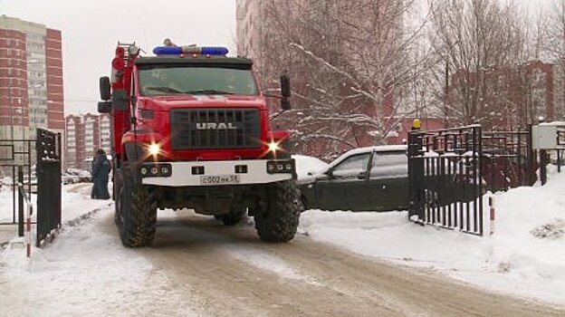 В Пензе сотрудники МЧС проверили шлагбаумы и ворота во дворах