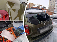 В Новосибирске ледяная глыба рухнула с крыши и уничтожила иномарку