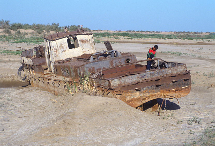 Обломки судна в пустыне, образовавшейся на месте Аральского моря, 1986 год