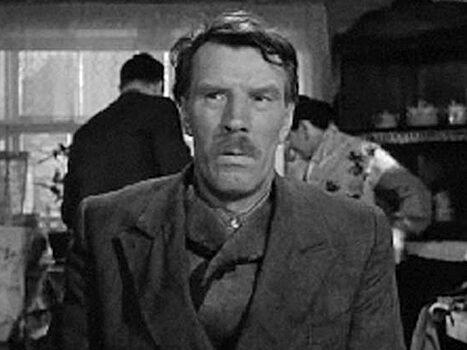 Камеру выключили, а он так и остался сидеть: Василий Шукшин страшно корил себя за смерть актера на съемках фильма «Живет такой парень»