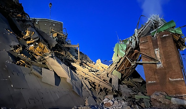 8 человек могут находиться под завалами обрушившегося здания фабрики в Норильске