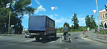 В Ярославской области пьяный велосипедист подрезал машины на дороге