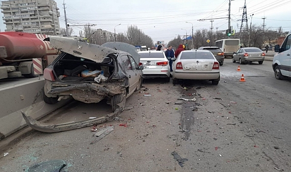 На юге Волгограда произошло ДТП с участием 5 автомобилей