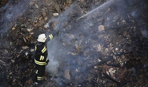 При пожаре в деревянном доме на юге Волгограда погиб человек