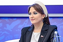 Собчак захейтила ободок Prada на голове тюменского депутата Ксении Горячевой