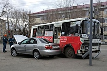 В Кургане автобус протаранил легковушку