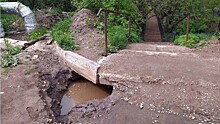 Кировчане рискуют провалиться в яму перед мостом через реку Хлыновку